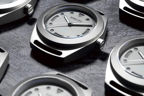 Mehrere Uhren der Marke Bamford nebeneinander angeordnet